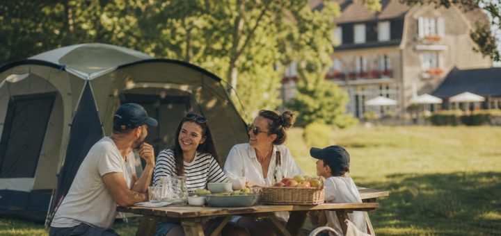 découvrez pourquoi choisir le camping plutôt que l'hôtel pour vos vacances d'été en normandie offre une expérience authentique, conviviale et économique au cœur de la nature.