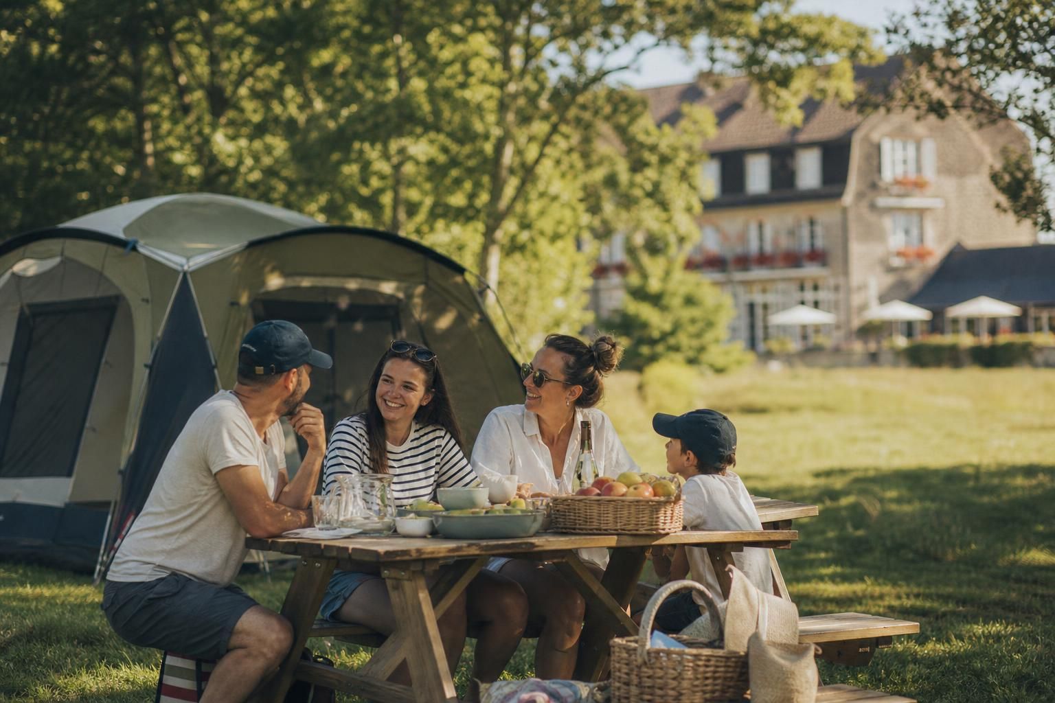 découvrez pourquoi choisir le camping plutôt que l'hôtel pour vos vacances d'été en normandie offre une expérience authentique, conviviale et économique au cœur de la nature.